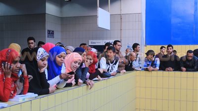 بالفيديو والصور..ازدحام وحالات إغماء بمحطات المترو بعد تعطله