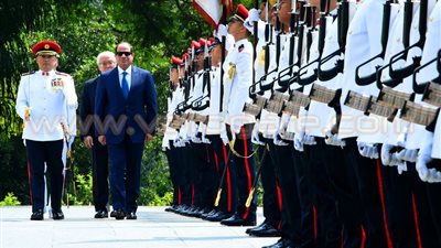 السيسي يصل أثينا.. ويضع إكليلًا من الزهور على النصب التذكاري.. ويبحث مع نظيره اليوناني تعزيز التعاون.. ويستعرض الفرص الاستثمارية مع مجلس الأعمال المشترك.. والجالية المصرية تستقبل الرئيس بـ«تحيا م