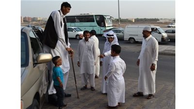 أطول وأقصر رجل في العالم يلتقيان في السعودية