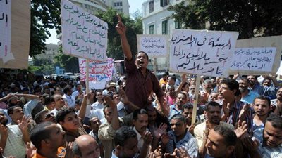 سلسلة بشرية لعمال النقل العام أمام مقر «الهيئة» في أول أيام الإضراب