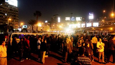 بالصور.. ازدحام بموقف عبد المنعم رياض بعد تعطل حركة المترو