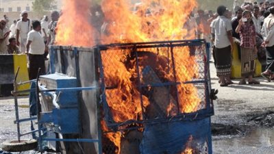 محتجون انفصاليون يضرمون النيران في سوق شعبي بحضرموت باليمن