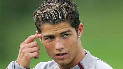 نجوم كرة القدم تحت «المقص».. بيكهام مبتكر قصات الشعر في الملاعب..«سحلية» مارك هامسك الأغرب.. تقليعة نيمار وشعراوي تزعج الجماهير.. بلاتر ينتقد تسريحة رونالدو.. محمد طلعت يتمسك بـ &#