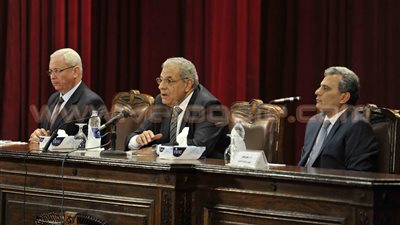 بالصور..«محلب»: نناقش إعادة فتح محطة مترو «السادات»