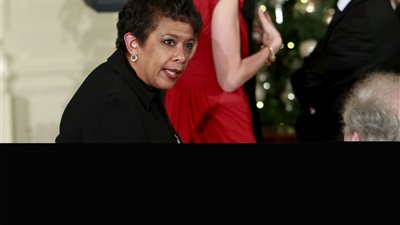 المدعية العامة الأمريكية تتحول إلى بطلة خارقة في موقع رياضي نسائي