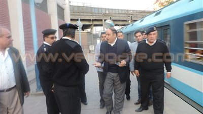 بالصور..«جاد الحق» يتفقد الخدمات الأمنية بالسكة الحديد ومحطات المترو
