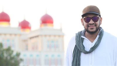 بالصور.. عصام كاريكا بالزي المغربي في أحدث كليباته «الجامعة الأمريكية»