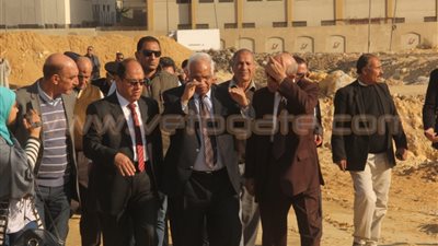 محافظ القاهرة خلال تفقد مشروع المحروسة: «فين مقاول النقل؟»