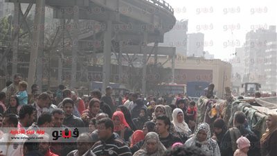 بالصور.. اشتباكات بين الشرطة وأصحاب العشش أسفل كوبرى «عزبة النخل»