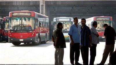 عمال النقل العام بالسويس يواصلون إضرابهم لليوم الثاني