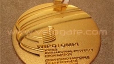 بالصور.. طالب مصري يحصل على الميدالية الذهبية بالكويت