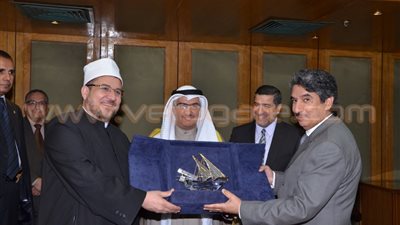 وزير الأوقاف يطالب الوافدين بالتصدي للفكر المتطرف وبيان سماحة الإسلام