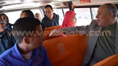 بالصور.. رئيس جامعة سوهاج يستقل «ميكروباص» مع الطلاب