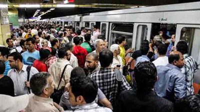 تكدس ومشادات بين الركاب بمحطة مترو «الشهداء»