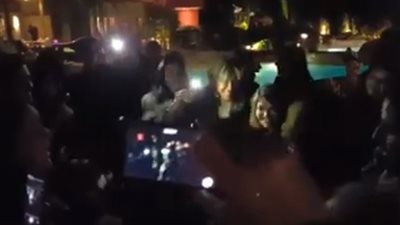 بالفيديو.. تامر حسني يشارك سميرة سعيد غناء «محصلش حاجة»