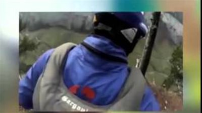 بالفيديو.. لحظة وفاة متهور قفز من جبل دون حزام أمان