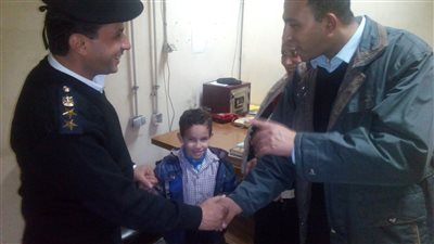 شرطة النقل تعيد طفلًا ضل طريقه لوالدته بمحطة مترو الجيزة