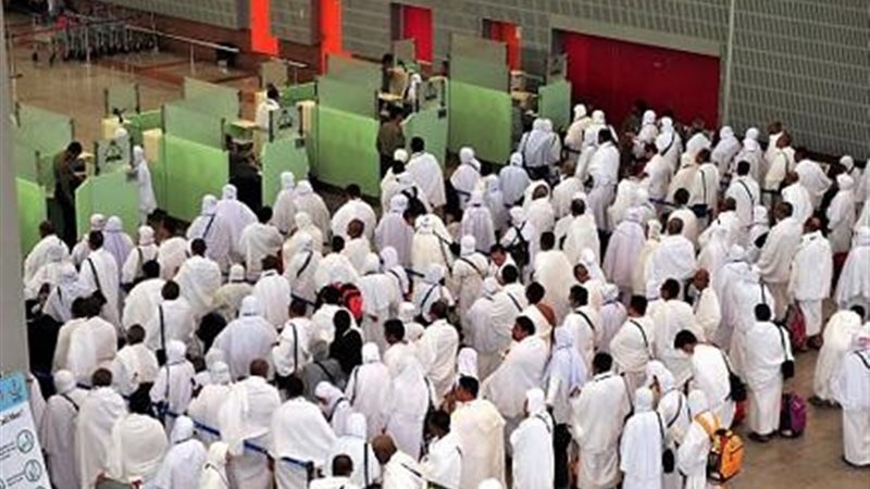 بعض المعتمرين والحجاج_ارشيفية