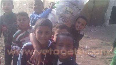 بالصور.. استغلال التلاميذ في جمع القمامة من حوش مدرسة بالشرقية