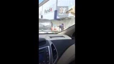 بالفيديو.. شاب يحتضن فتاة في الطريق العام بالسعودية