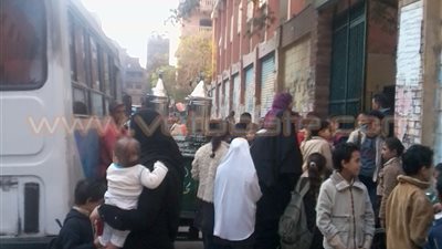 بالصور.. زحام أمام مدارس شباب المستقبل بإمبابة بسبب إشغالات الطرق