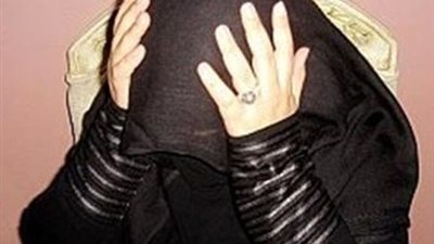 المتهمة بقتل والدتها في عين شمس تمثل الجريمة تفصيليًا أمام النيابة.. 