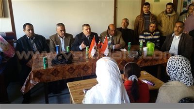 بالصور.. رئيس مدينة رفح يوزع ملابس وأدوات مدرسية على الطلاب المعاقين