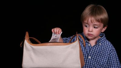اكتشفي أسباب السرقة عند الأطفال وطرق العلاج