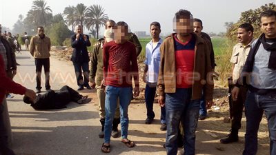 بالصور.. ربة منزل وعشيقها يمثلان جريمة قتل زوجها أمام نيابة سوهاج