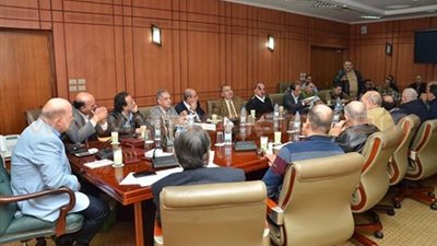 بالصور.. محافظ بورسعيد يلتقي وفدا من التجار لمناقشة مشاكلهم