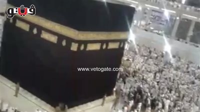 مصري يلتقط فيديو لأذان العشاء بـ«الحرم المكي»