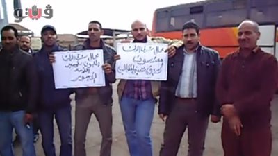 بالفيديو.. عمال شرق الدلتا بالسويس يواصلون إضرابهم لليوم الرابع