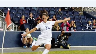 لورين هوليدي تفوز بلقب أفضل لاعبة في أمريكا لعام 2014