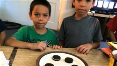 بالفيديو.. أب يجبر ابنه على تناول الـ