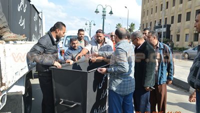 بالصور.. مدرسة تتبرع بـ26 صندوق قمامة لحي العجمي