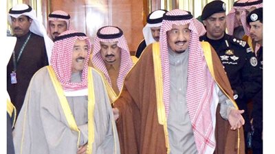 أمير الكويت يصل السعودية لترؤس وفد بلاده في قمة الخليج