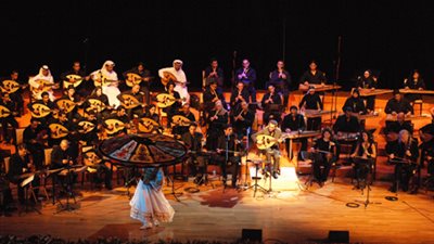 ابتسام شبايك تعزف على العود بـ 