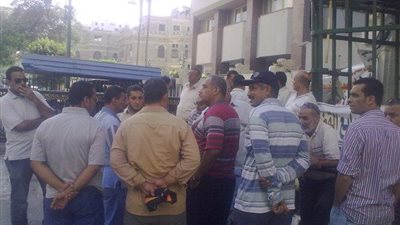 مشادات كلامية بين عمال 