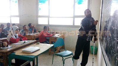 بالفيديو والصور.. مُدرس بالإسماعيلية يذهب لعمله رغم كسر قدمه