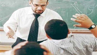 طالب ثانوية يعتدى بالضرب على مدرس في الدقهلية