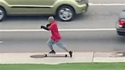 بالفيديو.. «حرامي» سيارات يهرب من الشرطة على لوح تزلج