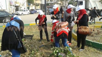 بالصور.. محافظ بورسعيد يشارك في حملات نظافة بـ