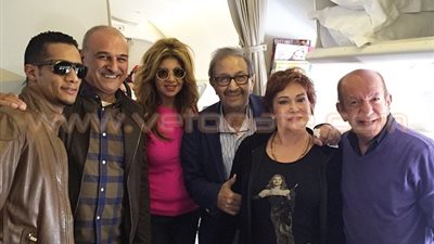 بالصور.. «نور الشريف» يغادر القاهرة لحضور مهرجان دبي السينمائي