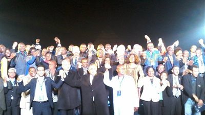 بالصور.. وزير الطيران يلتقط الصور التذكارية مع وفود «أفكاك» بالأهرامات