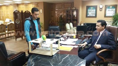 محافظ الشرقية يلتقى طالبا اخترع جهازا لتوليد الطاقة الكهربائية ذاتيا