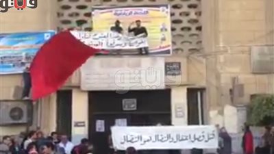 بالفيديو.. ملثم يعتلي بوابة كلية تجارة بـ