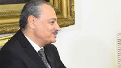 التحقيق في اتهام ضابط شرطة بالتعدي على محامٍ