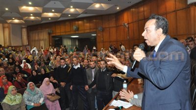 «الخولي» يلتقي عاملي مستشفى جامعة المنوفية لإنهاء إضرابهم