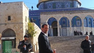 إسرائيل تشن حرب السيادة على المقدسات وتسعى لفرض سيادتها على«الأقصى».. غضب فلسطيني وانزعاج أردني وسكون عربي.. الصهاينة يستغلون أزمات العرب وتواصل التهويد.. واتفاقيات السلام على حافة الحرب الع