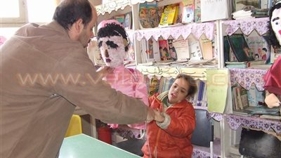 بالصور.. ورشة تمثيل وتصنيع عرائس لذوي الاحتياجات الخاصة.. بالمنيا